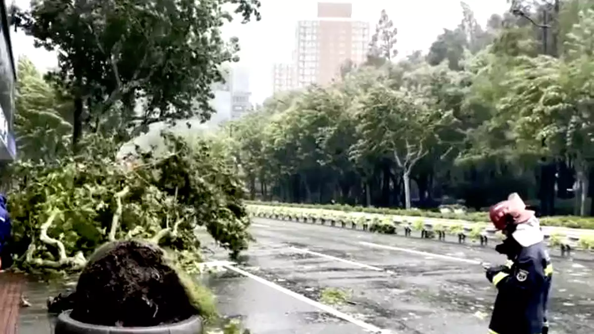 typhoon yinxing hong kong and china
