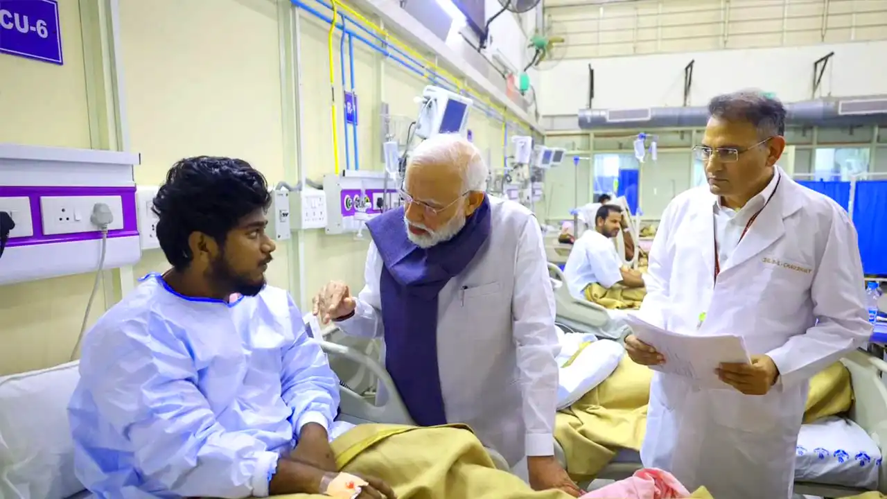Modi visited the LNJP Hospital in New Delhi